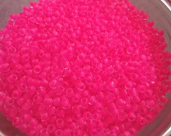 Toho - Seed Beads 11/0 GLASPERLEN matt crystal / neon pink - lined