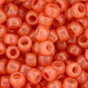 Könnte beinhalten: Nahaufnahme einer Ansammlung kleiner, runder, undurchsichtiger orangefarbener Perlen. Die Perlen sind aus Kunststoff und haben eine glatte, glänzende Oberfläche.