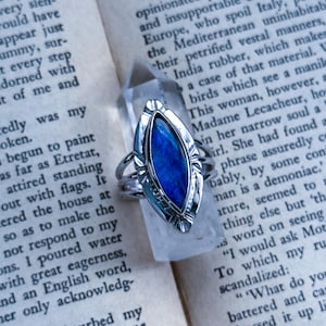 silver ring, labradorite ring, crystal jewelry, blue labradorite, handmade ring, artisanal jewelry, metalsmithing, fantasy jewelry