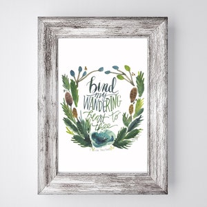 Puede incluir: Impresi&oacute;n acuarela con una corona verde de hojas y pi&ntilde;as que rodea el texto "bind my wandering heart to thee".