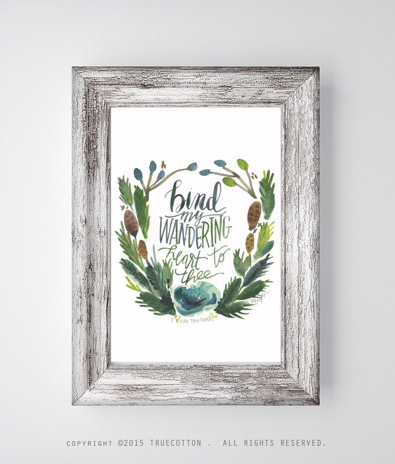 Puede incluir: Impresi&oacute;n acuarela con una corona verde de hojas y pi&ntilde;as que rodea el texto "bind my wandering heart to thee".