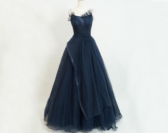 Marineblaues Abendkleid, Ballkleider mit Dot Tüll, langes Abendkleid mit asymmetrischem Faltenrock, Spaghetti Abschlussballkleid, Abendkleid