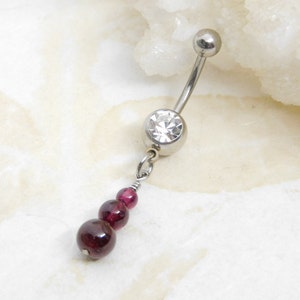 Bague de nombril pendante triple grenat, Bijoux de nombril, Anneau de ventre en pierre naturelle, Acier chirurgical 14 g, Bijoux de nombril