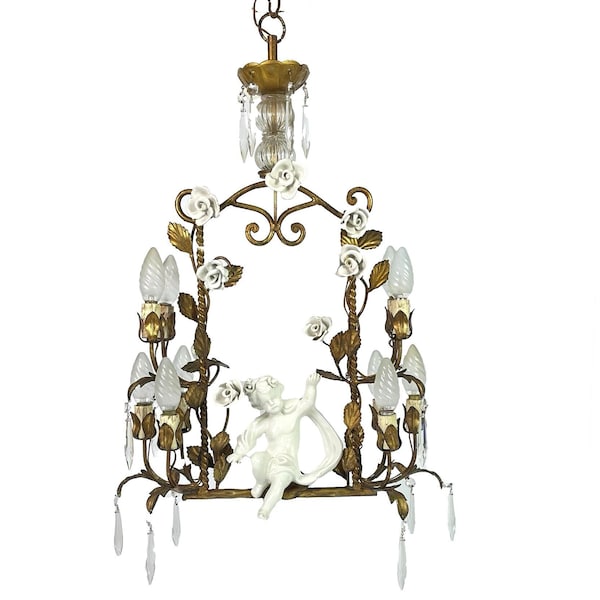 Grand chérubin français en porcelaine sur une balançoire en toleware - 10 lampes / fleurs en porcelaine et gouttes en cristal / totalement magnifique des années 40