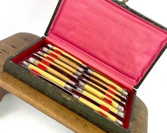 Cuchillos de postre franceses antiguos para 12 quesos en caja forrada de seda roja - Art Déco