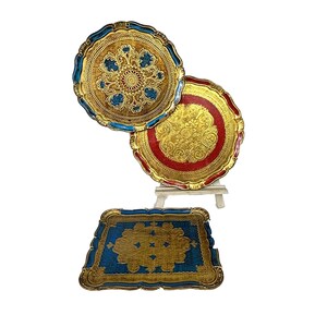 Un trío de 3 bandejas grandes vintage florentinas italianas de madera de los años 50 en rojo, azul y dorado.