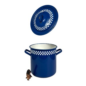 Puede incluir: Olla de esmalte azul con un diseño de cuadros blancos y una tapa a juego. La olla tiene dos asas y está sobre una superficie blanca.