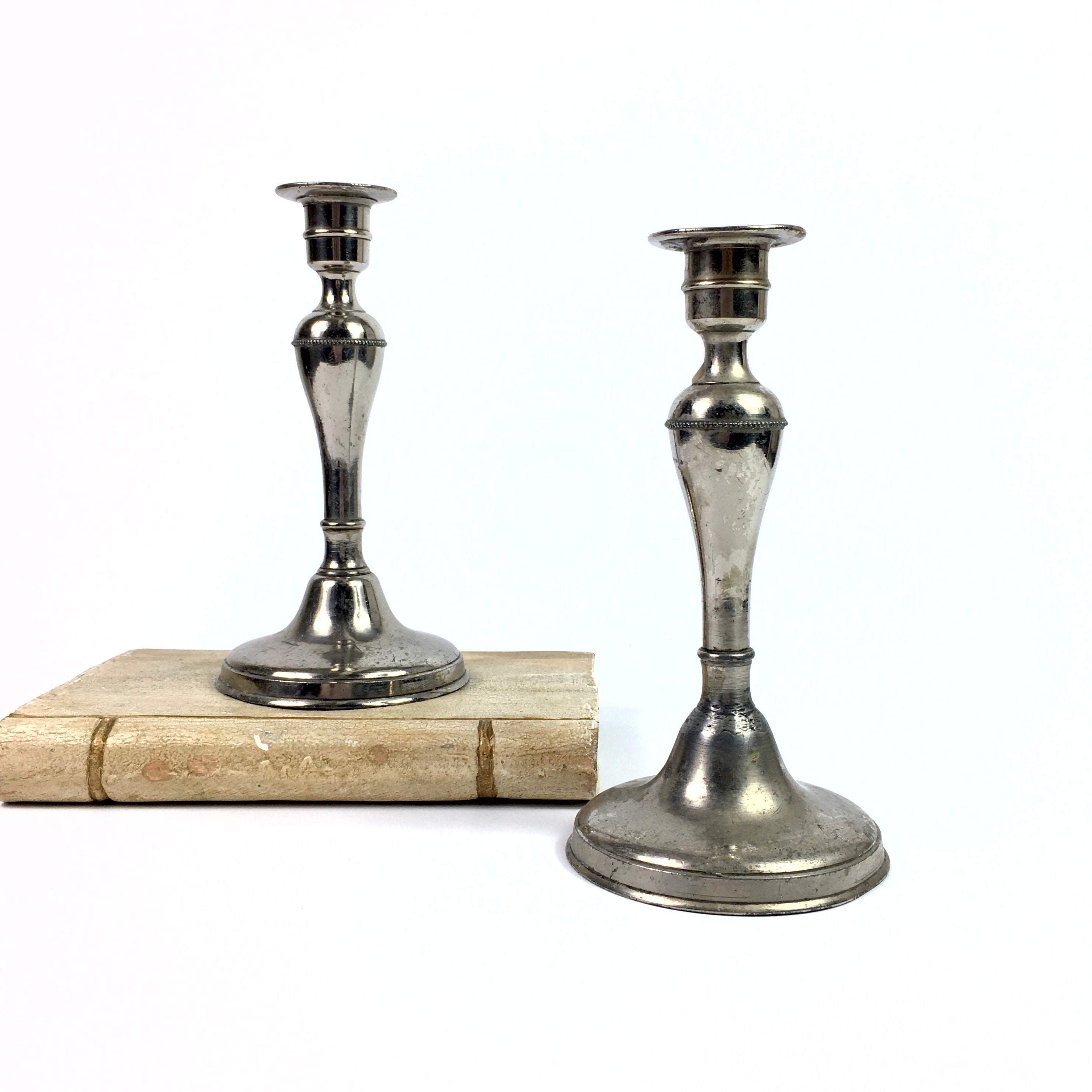 Paire de Français Antique Début Des Années 1900 Argentés Bâtons Bougie Porte-Clés - Simple, Élégance