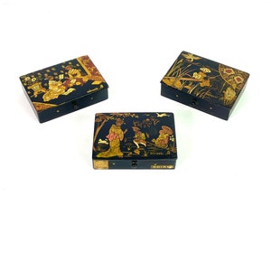 3 Napoleon III zwartgelakte chinoiseriedozen van papier-maché, handgeschilderd en gesigneerd, jaren 1860
