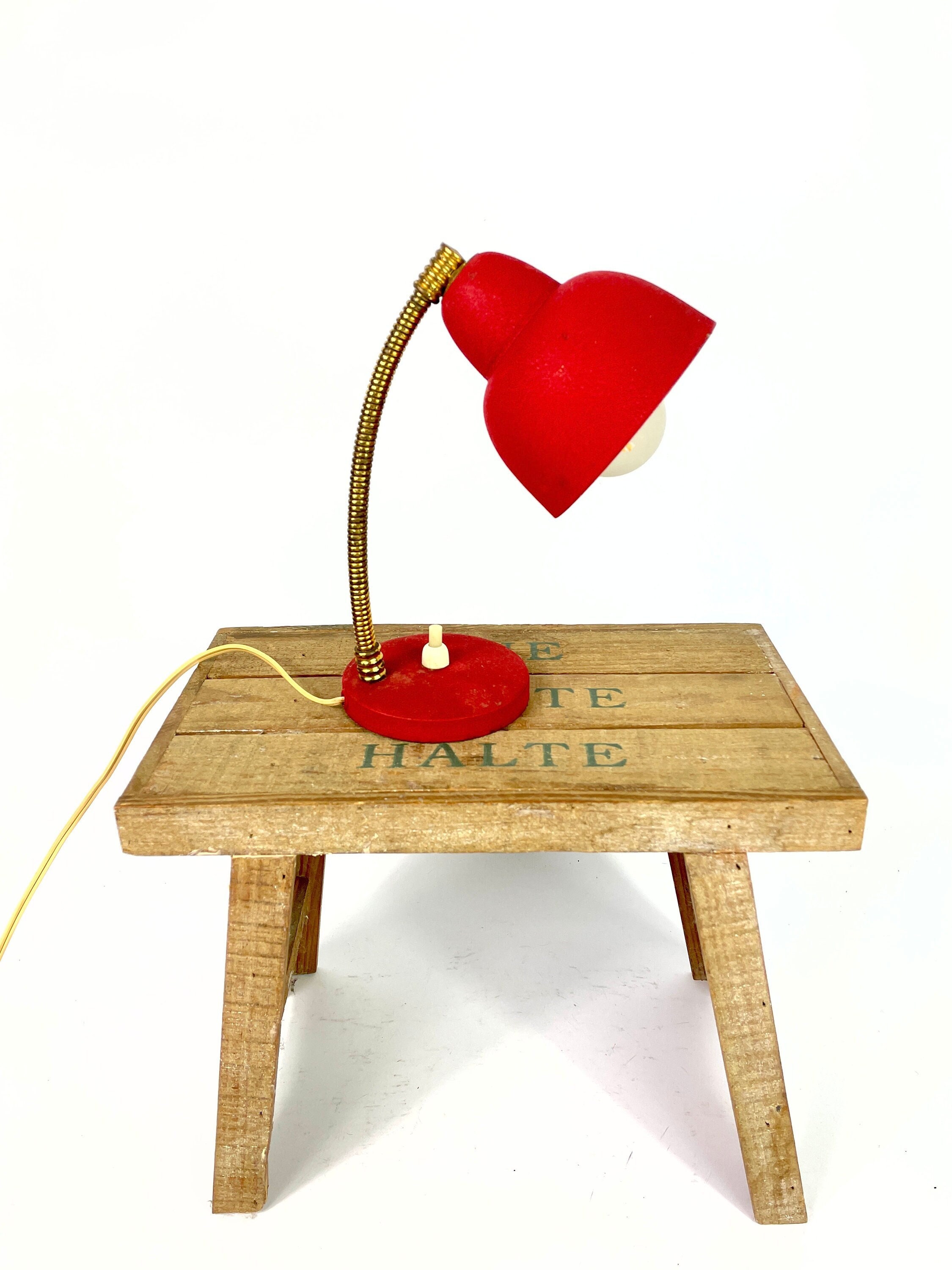 français des années 1950, élégant rouge rubis, laiton col de cygne, lampe chevet, studio, rétro, 50