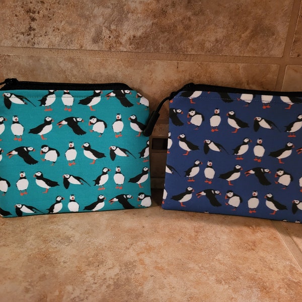 Petit porte-monnaie/porte-cartes en tissu à fermeture éclair avec imprimé macareux de l'Alaska