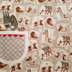 Mantel individual infantil con estampado de ciervos y conejitos navideños