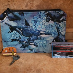 Piccola borsa con cerniera con stampa di orca e balena