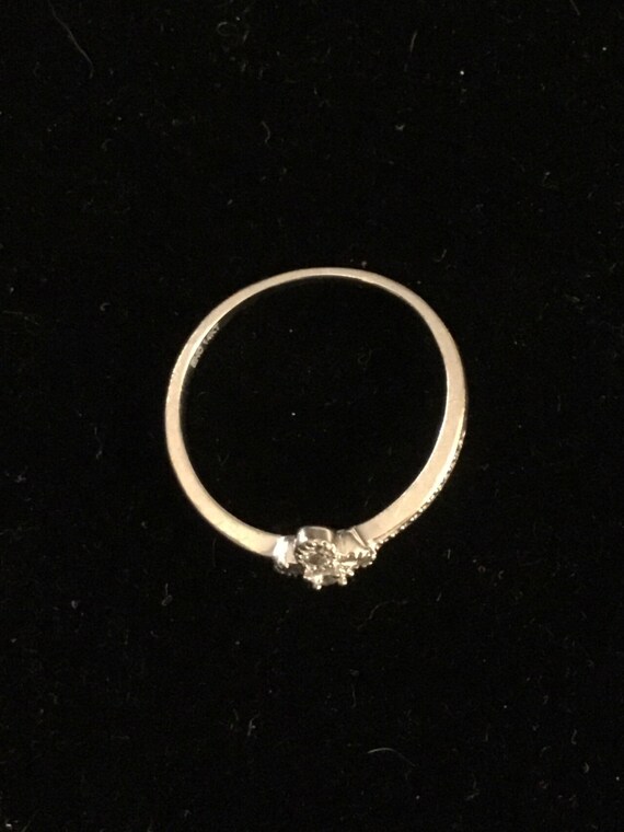 14 karat white gold ring size 5 - image 2