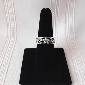 Vintage Sterling Silver Flower Band Ring Size 7.5