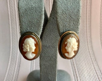 800 Silver Cameo Screw Back Earrings *small crack on one earring , reflected in price.