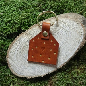 Llavero de cuero personalizado - Llavero con forma de lazo - Cuero curtido vegetal natural - Regalo del tercer aniversario