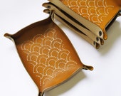 Bandeja de cuero Sashiko: Bordado de ondas Seigaiha cosido a mano, personalizado