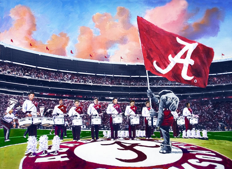 Puede incluir: Una pintura de una banda de m&uacute;sica marchando en un estadio de f&uacute;tbol. La banda lleva uniformes blancos con detalles rojos y toca tambores. El estadio est&aacute; lleno de aficionados y el cielo es azul con nubes rosadas. Una gran bandera roja con una "A" blanca est&aacute; siendo sostenida por una mascota en primer plano.
