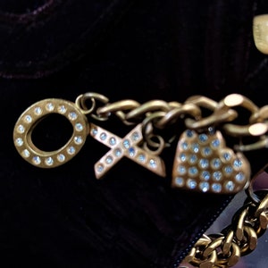 Dies ist eine Vintage Xoxo Samtbraune Geldbörse, mit einem goldenen Kettenführer mit Charme. Es ist ein Vintage aus den 90er. Super Zustand