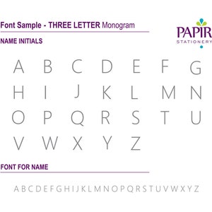 Puede incluir: Una hoja de papel blanca con un gr&aacute;fico de alfabeto gris para crear dise&ntilde;os de monogramas de tres letras. El gr&aacute;fico incluye las letras may&uacute;sculas de la A a la Z. El texto "Font Sample - THREE LETTER Monogram" y "NAME INITIALS" est&aacute; impreso en morado en la parte superior de la p&aacute;gina. El texto "FONT FOR NAME" est&aacute; impreso en morado debajo del gr&aacute;fico del alfabeto. El texto "PAPIR STATIONERY" est&aacute; impreso en morado en la esquina superior derecha de la p&aacute;gina.