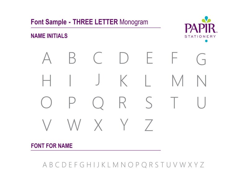 Puede incluir: Una hoja de papel blanca con un gr&aacute;fico de alfabeto gris para crear dise&ntilde;os de monogramas de tres letras. El gr&aacute;fico incluye las letras may&uacute;sculas de la A a la Z. El texto "Font Sample - THREE LETTER Monogram" y "NAME INITIALS" est&aacute; impreso en morado en la parte superior de la p&aacute;gina. El texto "FONT FOR NAME" est&aacute; impreso en morado debajo del gr&aacute;fico del alfabeto. El texto "PAPIR STATIONERY" est&aacute; impreso en morado en la esquina superior derecha de la p&aacute;gina.