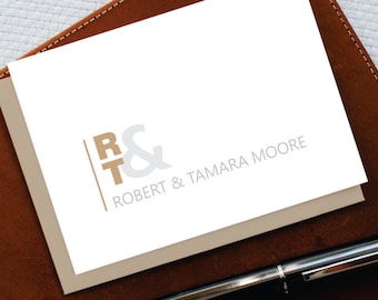 Puede incluir: Una tarjeta blanca con un logotipo marrón que presenta las letras "R&T" y el texto "Robert & Tamara Moore" en gris.