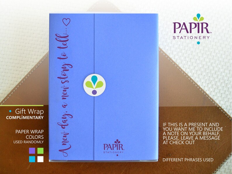 Puede incluir: Un sobre azul con el texto "A new day, a new story to tell..." y el logotipo "PAPIR STATIONERY". El sobre est&aacute; sobre una superficie de cuero marr&oacute;n. El texto "IF THIS IS A PRESENT AND YOU WANT ME TO INCLUDE A NOTE ON YOUR BEHALF, PLEASE, LEAVE A MESSAGE AT CHECK OUT" es visible en la superficie marr&oacute;n. El texto "DIFFERENT PHRASES USED" tambi&eacute;n es visible en la superficie marr&oacute;n.