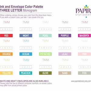 Puede incluir: Una tabla de colores para tinta y sobres para monogramas de tres letras. La tabla muestra 15 opciones de colores diferentes, incluyendo rojo, noche, piscina, morado, magenta, naranja, oc&eacute;ano, pistacho, lila, rosa, amarillo, pavo real, oliva, arena y niebla. La tabla tambi&eacute;n incluye el texto "PAPIR STATIONERY" y una direcci&oacute;n de sitio web.