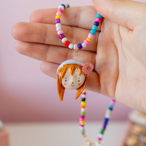 Collier pendentif visage, collier de perles colorées, breloque fille fait main, cadeau bijoux kawaii pour adolescents et femmes – Mandarinas Atelier
