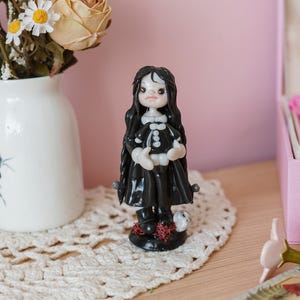 Statuina di Mercoledì Addams – Scultura di ragazza gotica in abito nero – Mandarinas Atelier