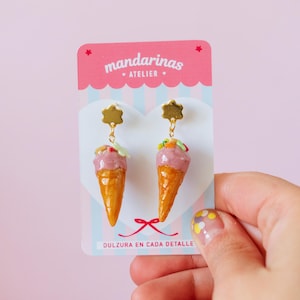Hangoorbellen ijs: handgemaakte kawaii-sieraden van klei met gouden bloemstekers