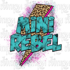 Puede incluir: Un gráfico turquesa y estampado de leopardo con el texto "Mini Rebel" en una fuente audaz y estilizada. El gráfico está sobre un fondo blanco con salpicaduras rosas y azules.