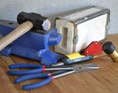 Sarqit Blacksmith Kit Propane Forge, Beginner Anvil, Blacksmith Tongs, Heat Treating Tester, Hammer, Torch, and Blacksmith Classes