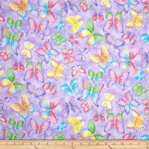 Fabric Traditions Tela de algodón con purpurina, color morado y mariposa