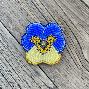 Pansy Beaded Brooch/Pin, Floral Pin, Ukrainian Floral Flag Pin, Patriotic pin, Stand with Ukraine Support Pin