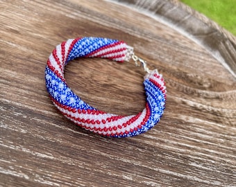 Bracelet au crochet avec perles drapeau américain : bijoux patriotiques