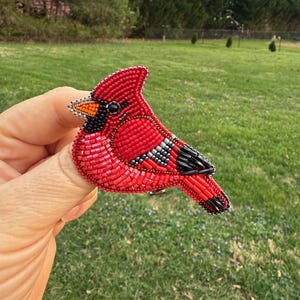 Kardinalvogel Brosche, Kardinal Perlenvogel, roter Vogel, Kardinalvogel Anstecknadel, auf Bestellung