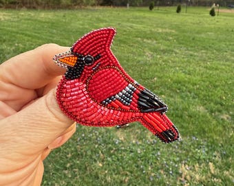 Kardinaalvogelbroche met kralen: rode vogelspeld