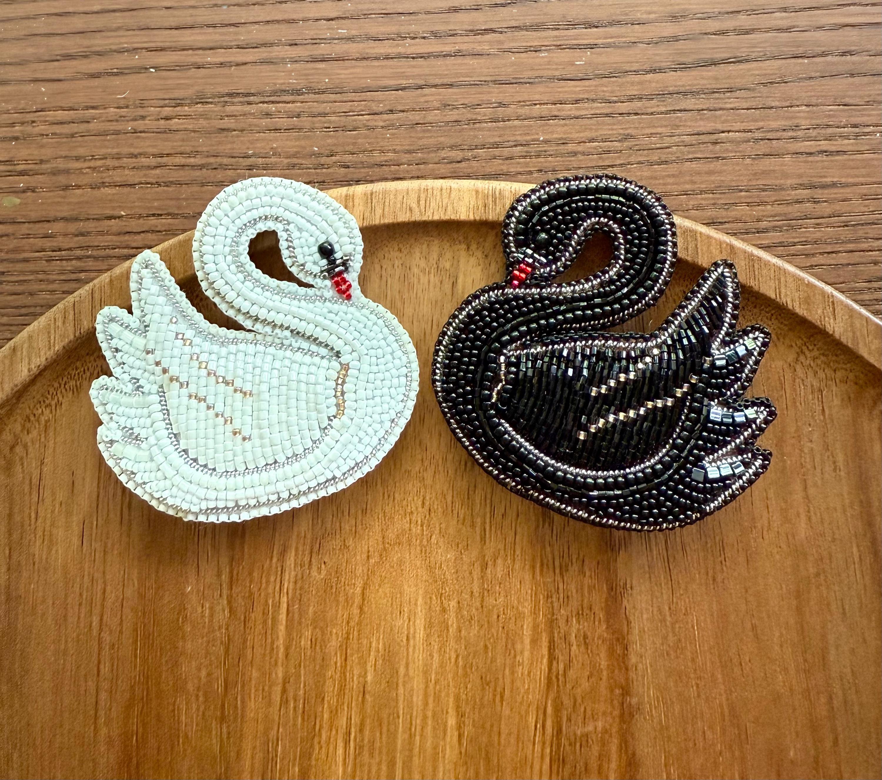 Broche cygne noir brodée : épingle oiseau perlée - Etsy France