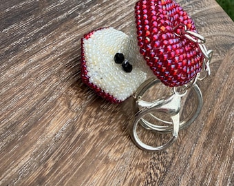 Llavero de corazón de manzana roja de ganchillo con cuentas: dije de fruta para bolso