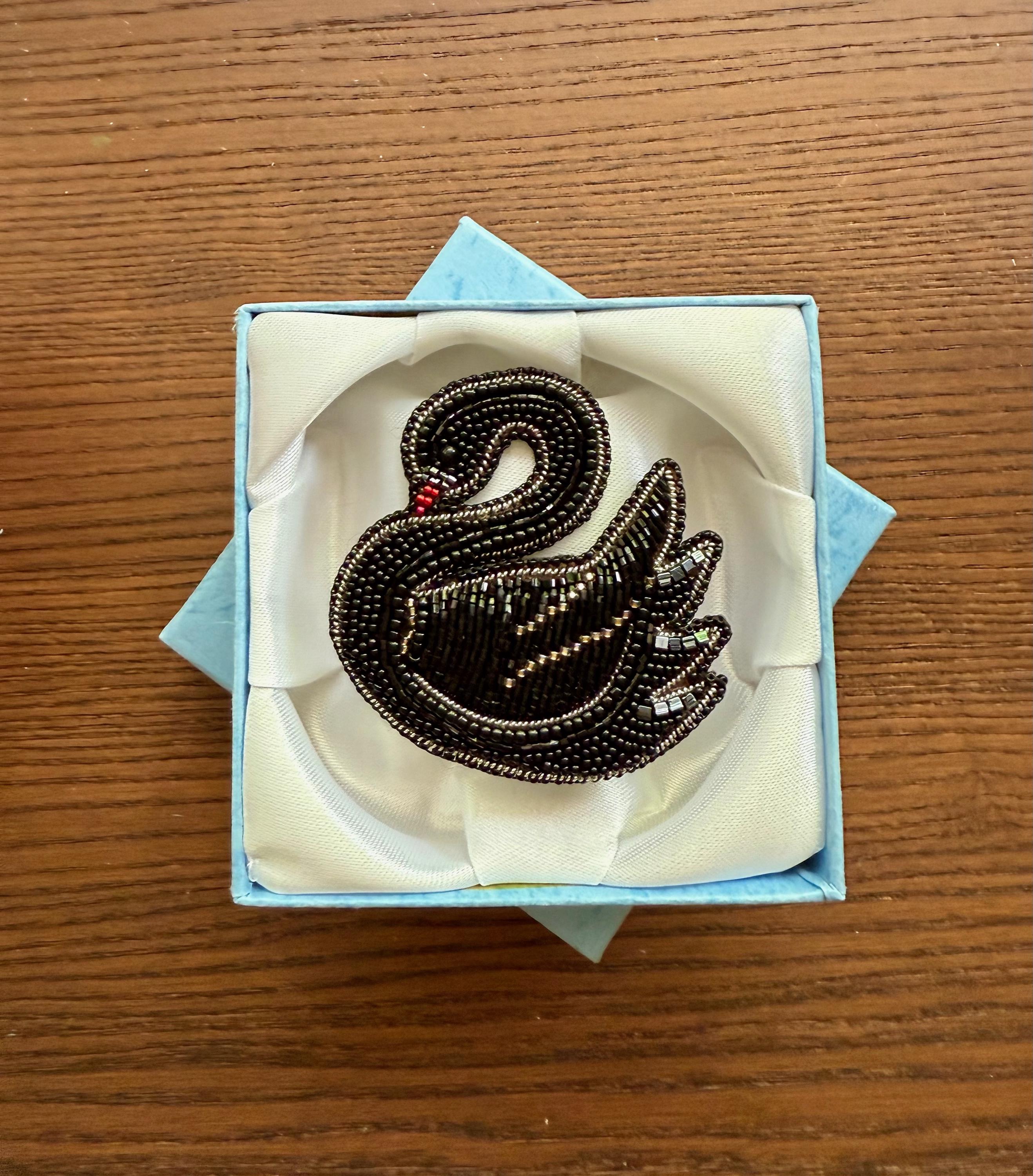 Broche cygne noir brodée : épingle oiseau perlée - Etsy France