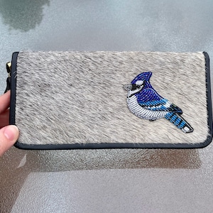 Cartera de piel de vaca gris auténtica con pájaro arrendajo azul bordado con cuentas, cartera gris con pájaro arrendajo azul bordado con cuentas, cartera con pájaro arrendajo azul
