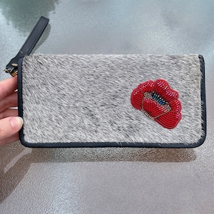 Portefeuille en cuir de vachette véritable avec perles de pavot, Portefeuille gris avec fleurs de pavot brodées de perles, Portefeuille avec coquelicot