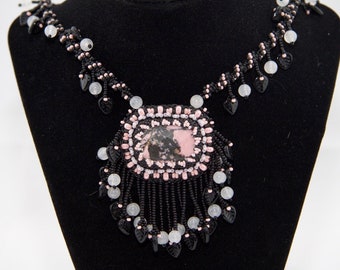Rhodonit Anhänger: Bestickter Perlenschmuck