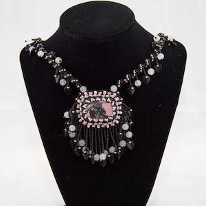 Rhodonietketting, roze zwarte ketting, natuurlijke edelsteensieraden, rhodoniethanger, kralenketting, ketting met geborduurde kralen
