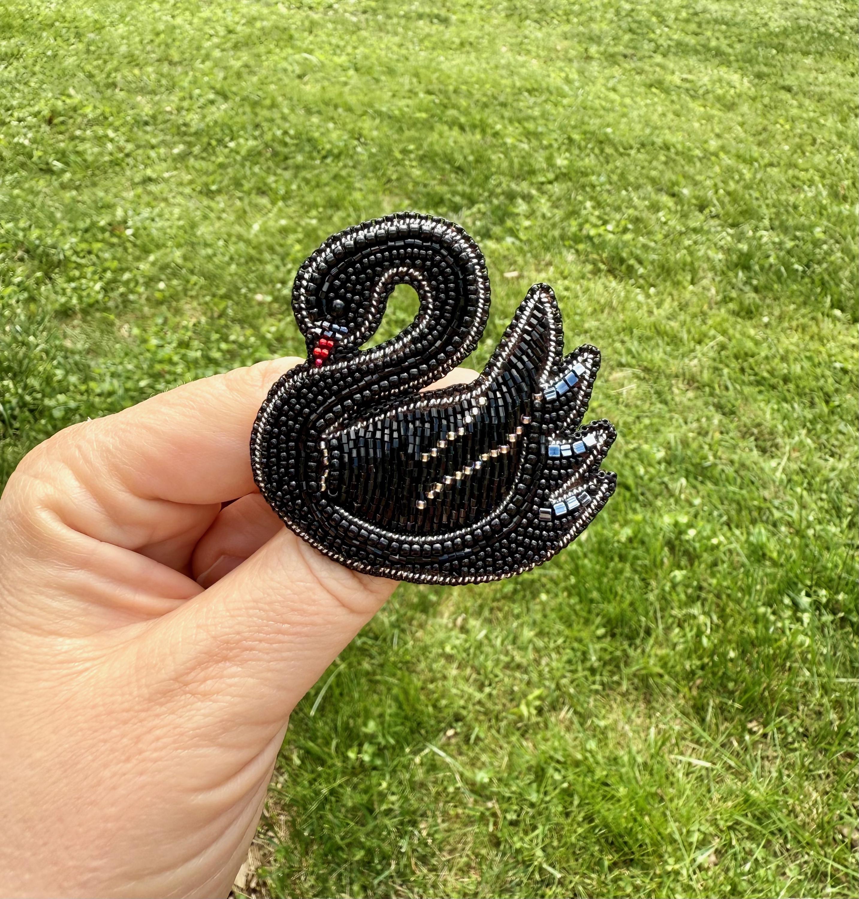 Broche cygne noir brodée : épingle oiseau perlée - Etsy France