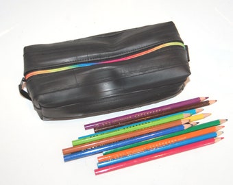 Piccolo utensile e penna, astuccio con tubo in gomma SM, tubo per bicicletta riciclato, cerniera arcobaleno