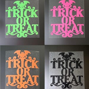 Może przedstawiać: Cztery projekty o tematyce Halloween z napisem "Trick or Treat" w ozdobnej czcionce, każdy z nietoperzem na górze. Projekty są w kolorze zielonym, różowym, pomarańczowym i czarnym, z efektem brokatu na ciemnym tle.