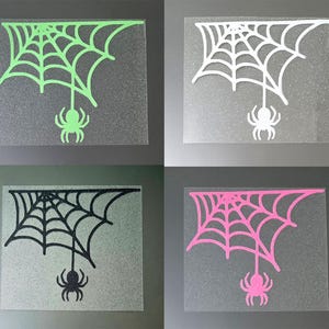 Könnte beinhalten: Vier quadratische Bilder mit Spinnennetz- und Spinnenmotiven in Grün, Weiß, Schwarz und Pink. Jedes Design ist eine Silhouette, wobei die Spinne am Netz hängt. Der Hintergrund ist ein glitzerndes, durchscheinendes Material.